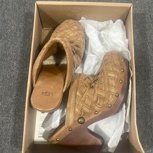 Women Ugg weave clog size 8